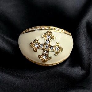 Vintage Priscilla Presley Cross Ring ✨